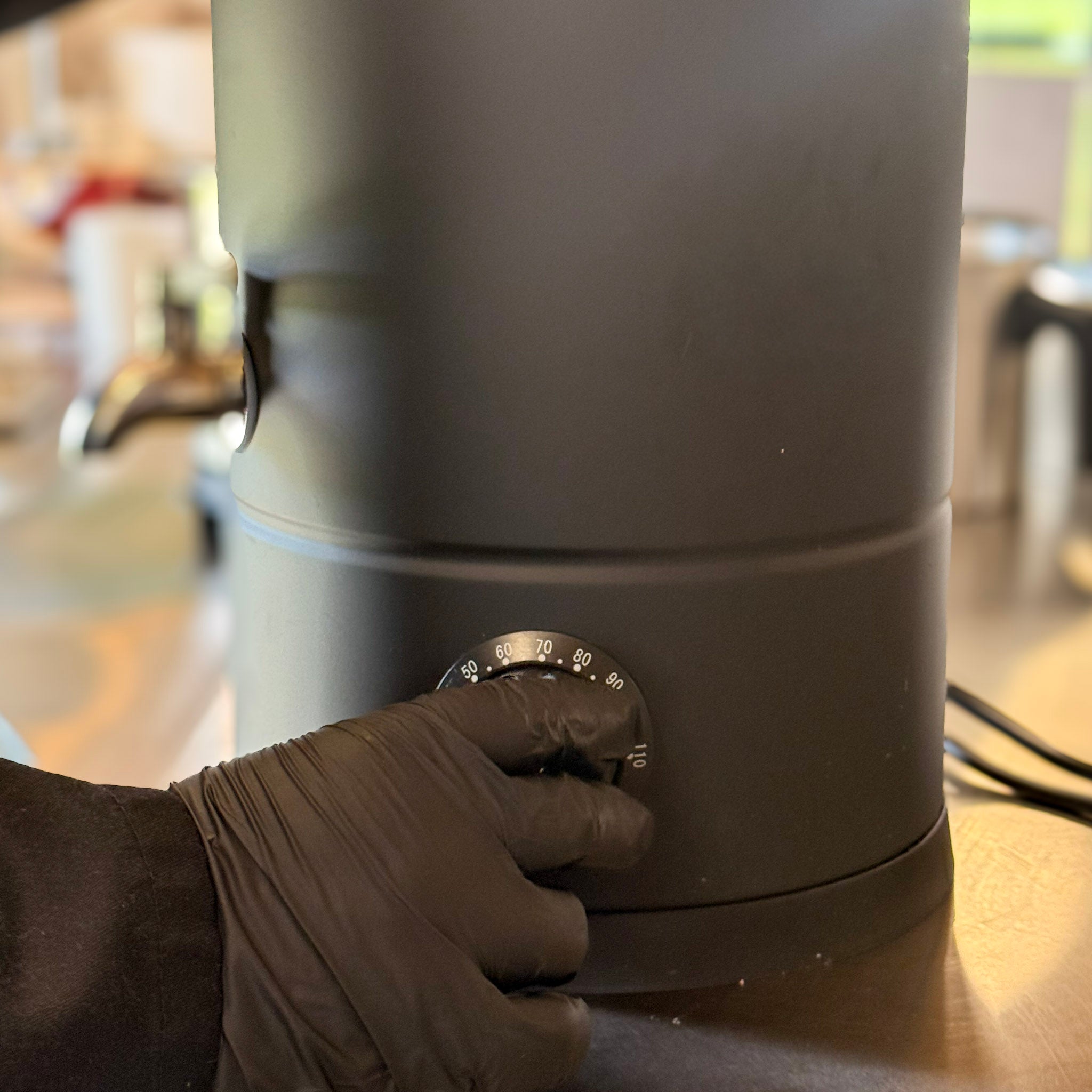 Fondeur de cire électrique 5L - détail du bouton de température et robinet verseur
