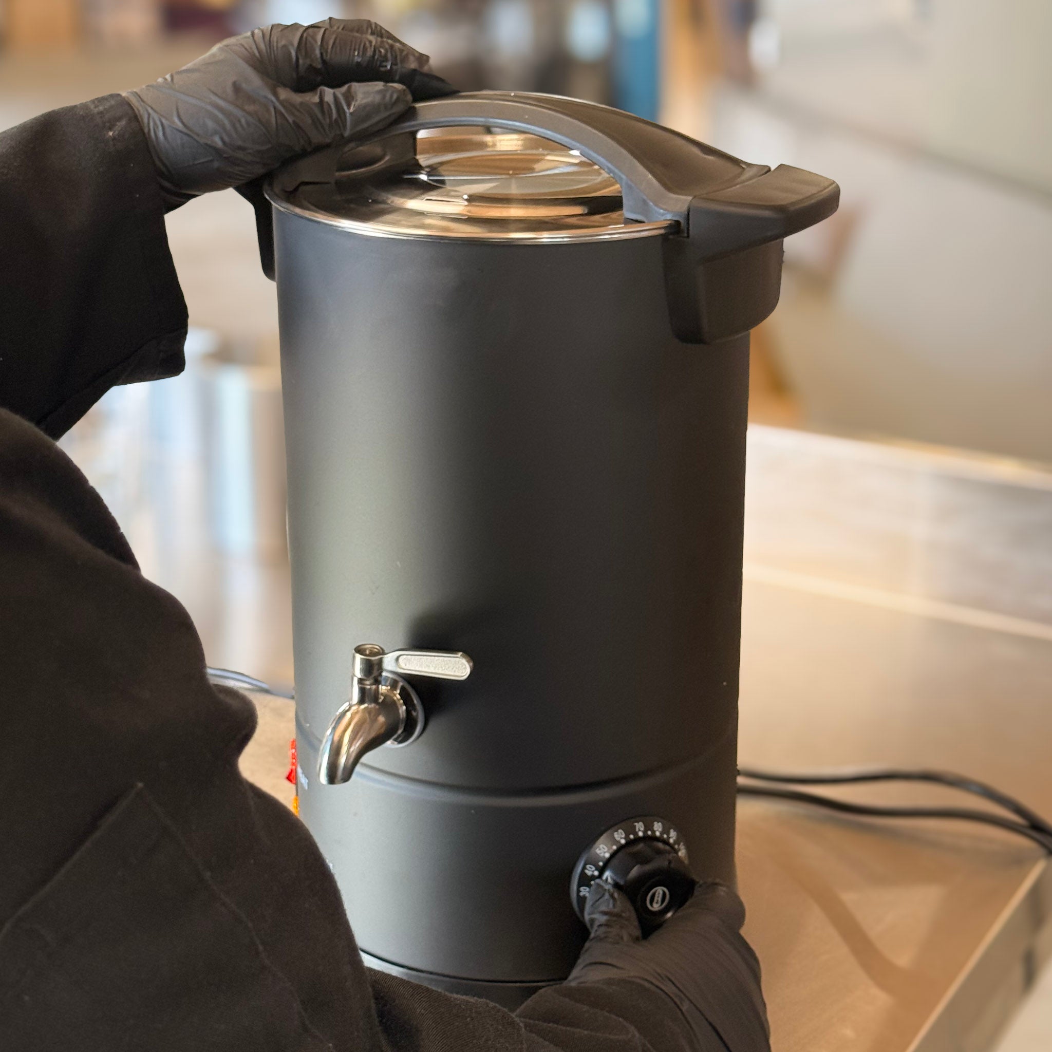 Fondeur de cire électrique 5L - vue du robinet verseur et du couvercle ouvert