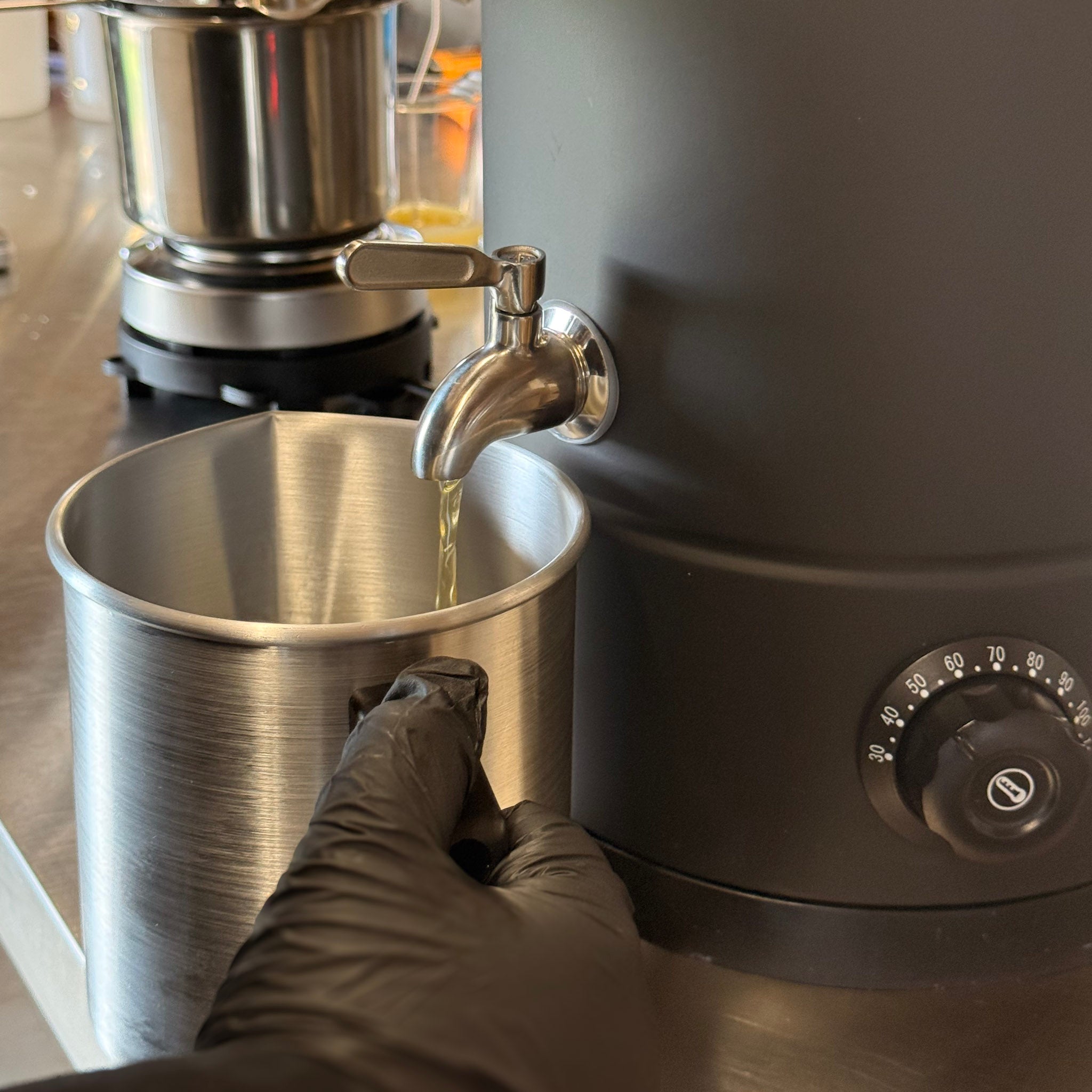 Fondeur de cire électrique 5L - vue de profil avec robinet verseur inoxydable