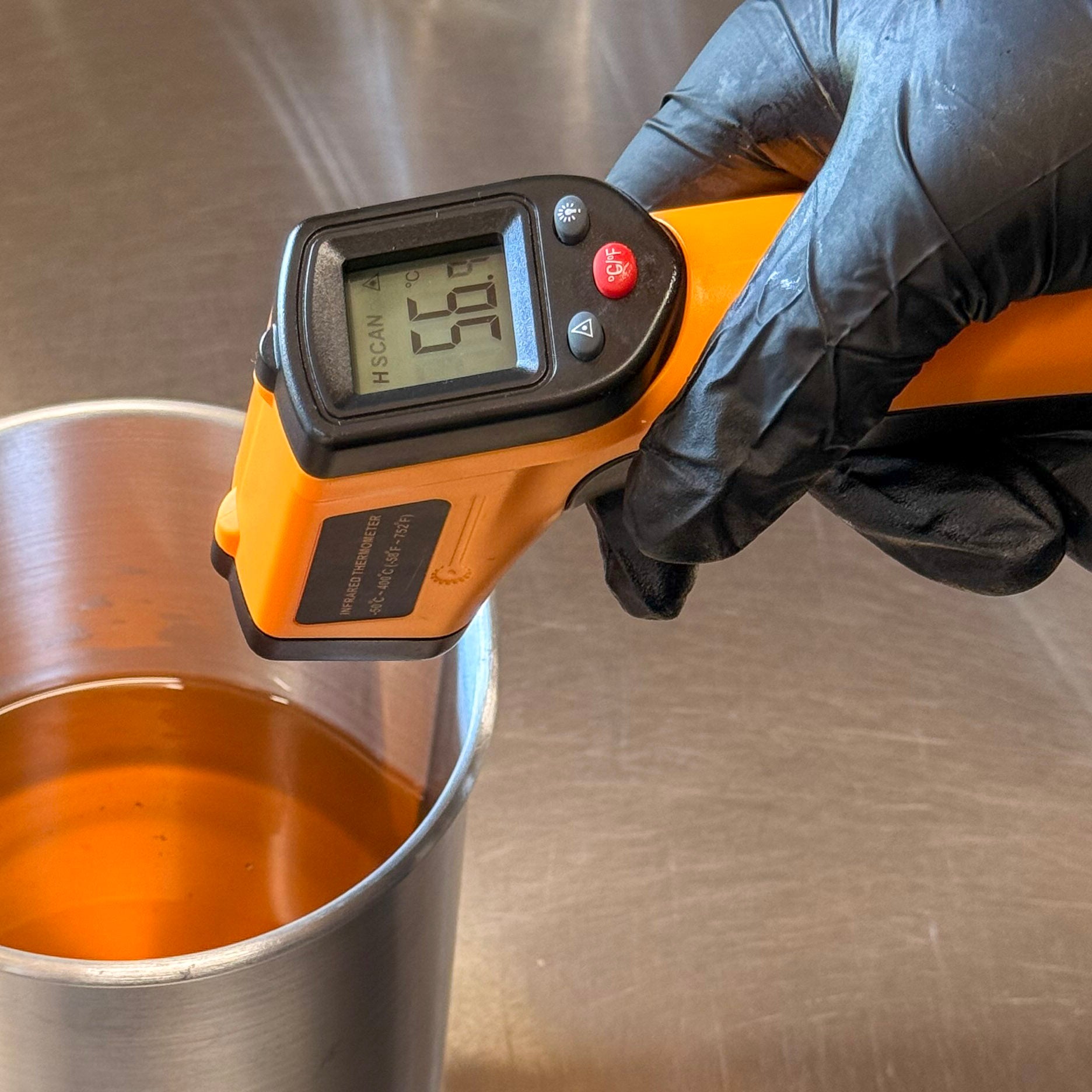 Thermomètre infrarouge mesure la température de la cire en cours de fonte - kit de démarrage pour bougie